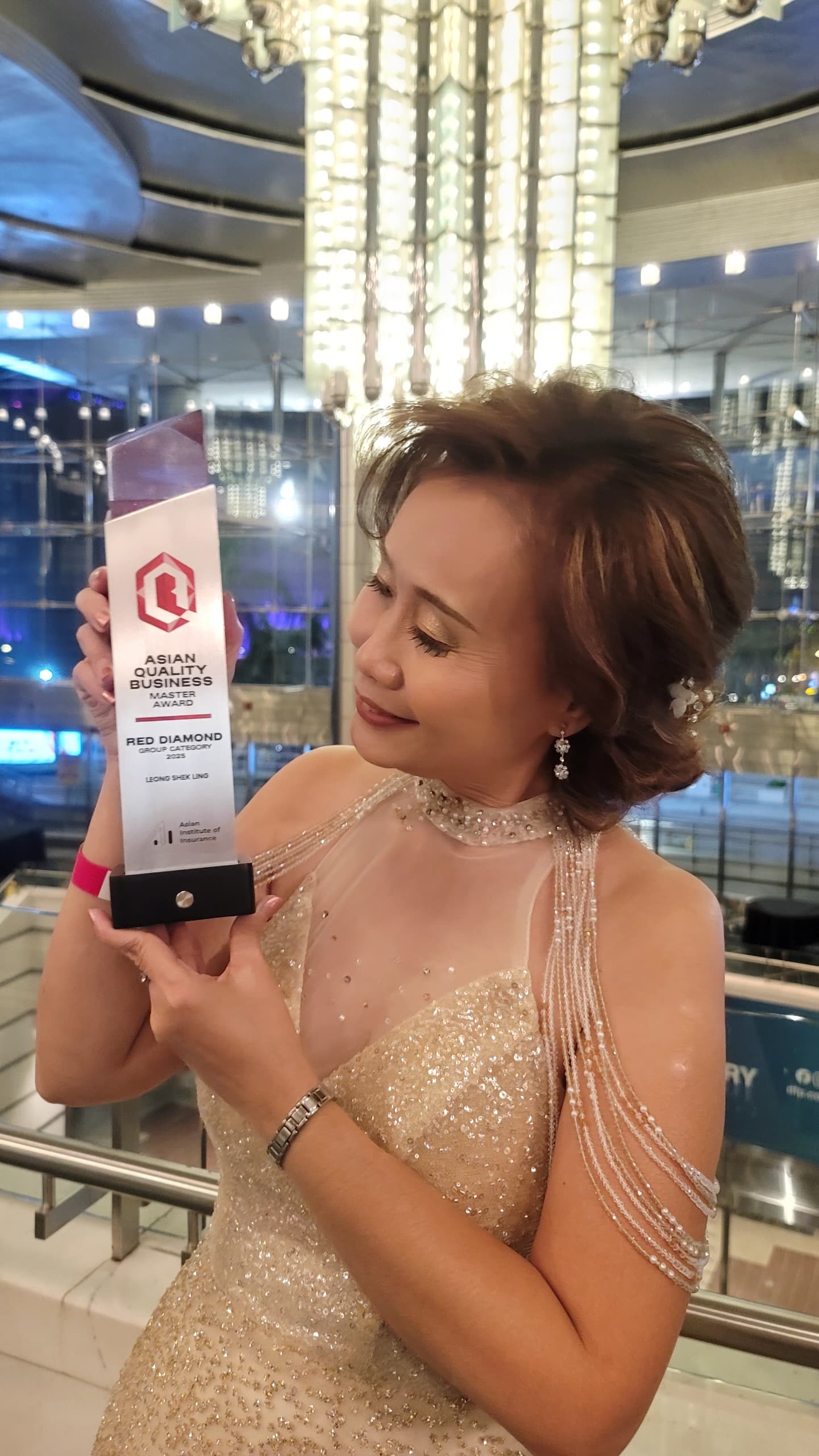 Ivene Leong 手持 2025 Asian Quality Business Master Award 奖杯的照片